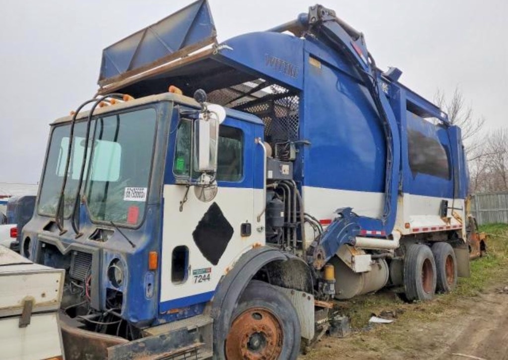 Semi Trucks & Tractors